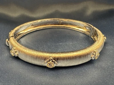 Brazalete de oro amarillo de 18k que contiene 8 diamantes de corte redondo Foto 1 de 4