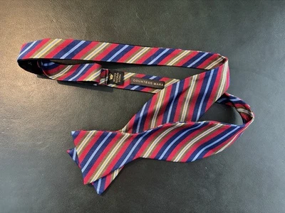 Gravata borboleta Condessa Mara 100% seda feita à mão listrada vermelha ajustável - Imagem 1 de 3