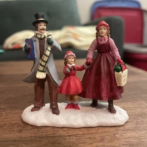 Lemax Dept 56 Christmas Village Miniature Shopping Day Family Victorian City Tow - Bild 1 von 3