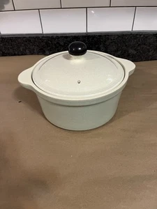 Cazuela Denby England Energy verde y crema redonda con tapa Celadon exterior - Imagen 1 de 4