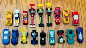 18 auto assortite ~ Hot Wheels Cars ~ Dragsters ~ McDonald's ~ Formula 1 ~ auto da corsa ~ belle! - Foto 1 di 3