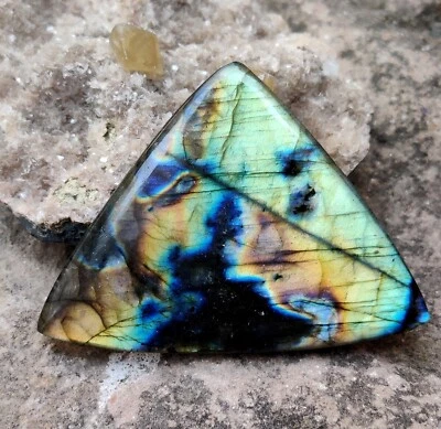 Natural Multi Shade Labradorite Trillion Cabochon 64X47 MM Gemstone 134.25Cts - Image 1 of 4