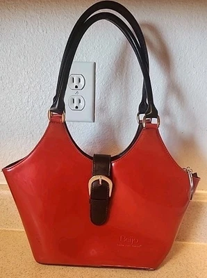 Bolso de hombro Beijo London Paris New York rojo con cuero negro  Foto 1 de 4