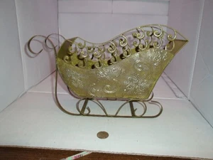 TRINEO NAVIDEÑO DE METAL VINTAGE CON LADOS EN RELIEVE HERMOSO CENTRO DE MESA 10"X8" - Imagen 1 de 5