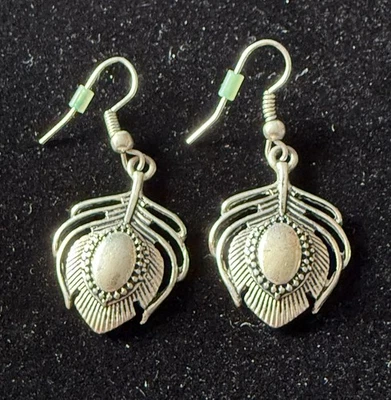 Pendientes colgantes en tono plata con diseño de pluma  Foto 1 de 3