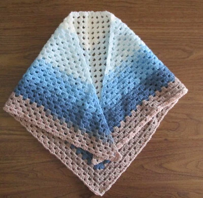 Mantón de ganchillo infantil hecho a mano varios tamaños Foto 1 de 4