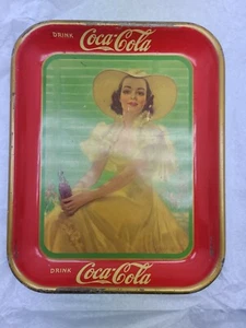 1938 Coca Cola Tablett Mädchen im gelben Kleid sitzend trinkend Coca Cola Vintage - Bild 1 von 6