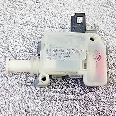 Actuador de bloqueo de maletero portón trasero VW Touareg Volkswagen 7M0959781A 2007-10 OEM usado Foto 1 de 4