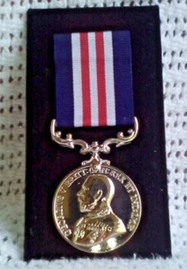 no 72 RÉPLICA MEDALLA VALENTÍA EN EL CAMPO GEORGE 5a BRITÁNICA - Imagen 1 de 3