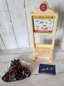 1995 Barbie "Lehrerin" Tafel Ständer Stück Kleid Puppe Größe LESEN - Bild 1 von 7