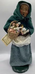 Byers Choice Caroler ~1995 CRIES OF LONDON - MUJER MUÑECA VENDEDORA - con etiqueta (Firmado) - Imagen 1 de 16