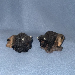 American West Buffalo Bison Resin Statue Figur Skulptur Small Set 2 Young’s - Bild 1 von 9