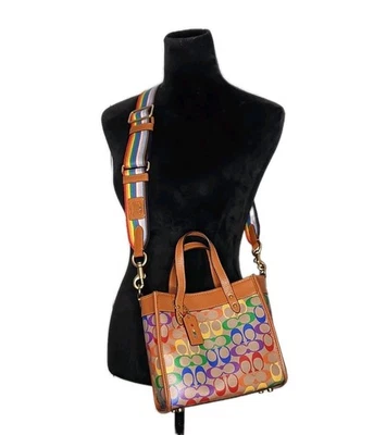 Bolsa tote Coach Field 22" orgulho arco-íris bronzeado natural lona multi assinatura C5142 - Imagem 1 de 4