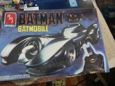 ERTL BATMAN BATMOBILE #6877 1/25 MODEL KIT IN SEALED BOX - Image 1 of 3