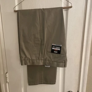NEU MIT ETIKETT DOCKERS SIGNATUR KHAKI HERRENHOSE KLASSISCHE PASSFORM FLACHE VORDERSEITE 32 X 30 - Bild 1 von 4