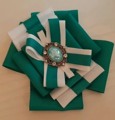 Brosche Anstecknadel Brooch aus Ripsband mit Strass verziert, Weiß/Türkis - Bild 1 von 4