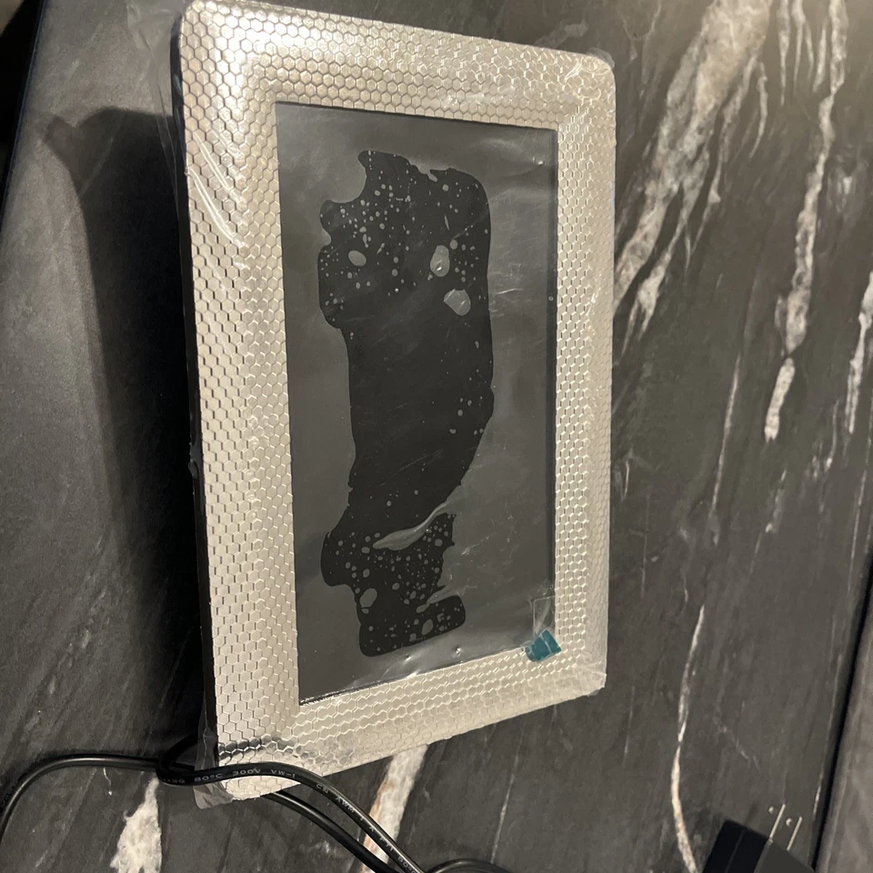 Polaroid PDF-750ST 7 Inch 1024x600 LED Digital Photo Frame Textured Silver Frame - Image 1 of 4