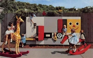 Schaukelpferde NUSSBAUM SPIELHAUS Vacaville CA Plaza 1960er seltene Vintage Postkarte - Bild 1 von 2