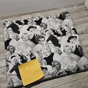 Modell Marilynn Monroe schwarz & weiß Stoff 88" lang & 44" breit Allover-Druck  - Bild 1 von 12