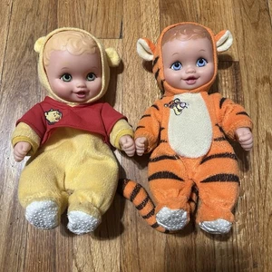 Lotto di 2 giocattoli vintage Lauer Water Babies Winnie the Pooh e Tiger 10" 1999 - Foto 1 di 8