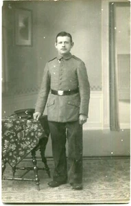 Orig. Foto-AK FRANKFURT /Oder Soldat m. Koppel u. Mütze im Atelier Lillack 1915 - Picture 1 of 1