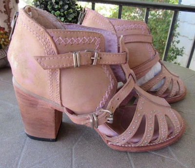 Sandálias Freebird por Steven Conner cravejadas de couro desgastado com tiras tamanho 7 - Imagem 1 de 4