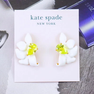 NUEVO SIN ETIQUETAS Aretes Kate Spade Blanco Floral Esmalte Circonita cúbica $68 Foto 1 de 4