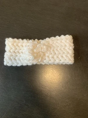 Diadema pequeña blanca tejida a mano con nudo giratorio decorativo Foto 1 de 4