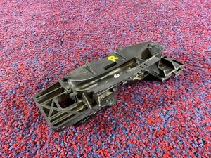 SOPORTE DE MANIJA DE PUERTA LATERAL DERECHO DODGE CHALLENGER SRT 2011-2023 FABRICANTE DE EQUIPOS ORIGINALES - Imagen 1 de 4