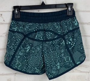 Pantaloncini da corsa Lululemon Tracker Short IV Pretty Lace Bali Breeze Teal 4 usati in ottime condizioni - Foto 1 di 7