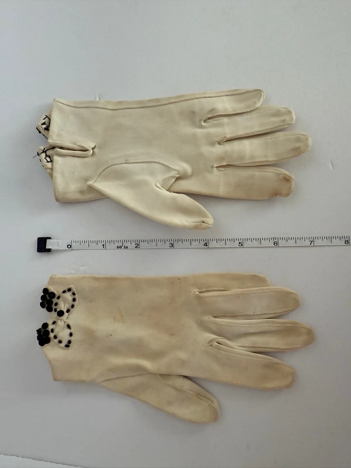 Guantes vintage para dama blancos, negros, de encaje, con cuentas talla pequeña Foto 1 de 1