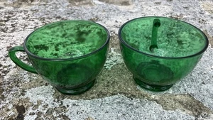 Par de tazas perforadoras de vidrio verde vintage para bebidas - Imagen 1 de 11