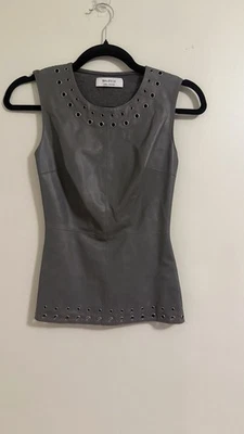 Camiseta sin mangas Anthropologie Bailey 44 gris imitación cuero ojales metal tachuela talla XS Foto 1 de 4