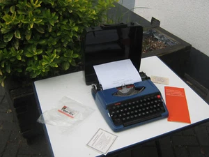 Brother Deluxe 240T Typewriter Schreibmaschine Reiseschreibmaschine Selten Rar - Afbeelding 1 van 7