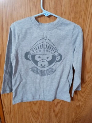 Camiseta gris manga larga con un caballero mono #16 pies Okie Dokie talla 4Y Foto 1 de 3