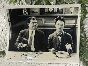 Ancora film 8x10 Laurel & Hardy - scena perfetta giorno 1929 男性 コメディ 写真 vintage 1929 - Foto 1 di 5