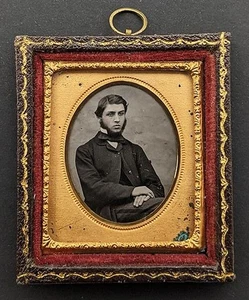 VIKTORIANISCHER SITZENDER JUNGER HERREN SECHZEHNTER TELLER AMBROTYP um 1860 - Bild 1 von 4