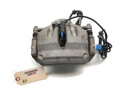 Pinza de freno delantera Mercedes-Benz C300 W205 2015-2018 paso derecho con pastillas OEM. Foto 1 de 4