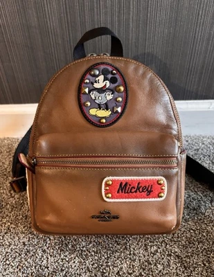 Mochila COACH x DISNEY Mini Charlie Mickey Mouse F59356 Foto 1 de 4