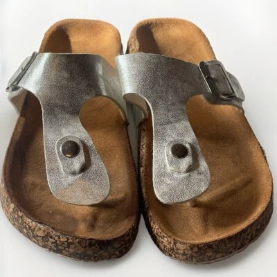 Silver Buckle Women’s Size 7 Thong Open Toe Post Sandals Faux Leather Cork Sole - Imagem 1 de 4
