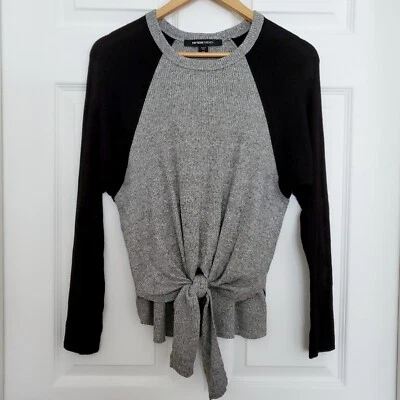 Top de manga larga para mujer Fifteen Twenty acanalado en contraste con corbata delantera talla X-pequeña Foto 1 de 4