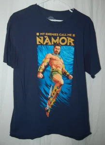 T-shirt Black Panther Wakanda Forever My Enemies Call Me Namor blu scuro taglia L - Foto 1 di 3