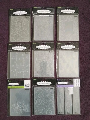 Cartella goffrata Darice lotto 9 gufi uova di Pasqua cuori e altro NUOVI artigianali - Immagine 1 di 4