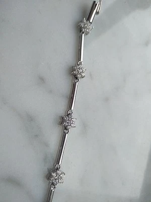 天然钻石 14KT 白金花朵网球手链穿美女  — 第 1/4 张图片