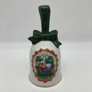 "Campana de Navidad de cerámica vintage AVON 1990 ratones acurrucados en el sofá, 5,5""" - Imagen 1 de 5