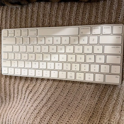 Apple Magic Keyboard - White (MLA22LL/A) - Image 1 of 4