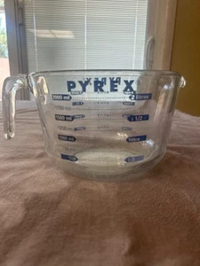 Vintage PYREX Blue Lettering 8 Cup / 2 Qt Glass Measuring Mixing Batter Bowl - Picture 1 of 8
