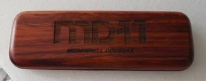 McDonnell Douglas MD-11 Kugelschreiber aus Holz (Teak?) Präsentationskoffer E.U.C. - Bild 1 von 6