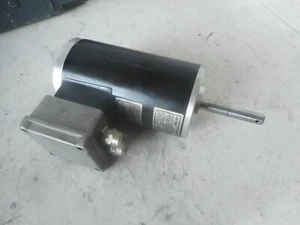 LENZE Electric Motor Type 13.710 SSN40 --230/400AC 0.24kW - Picture 1 of 6