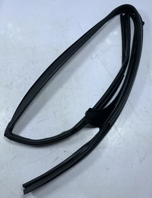 68152-52021 Guarnizione finestrino posteriore sinistra originale Toyota Yaris 99 Foto 1 de 3